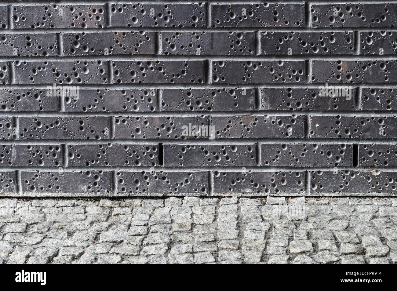 Moderne dunkle Ziegelwand mit grauen Belag Boden Stockfoto