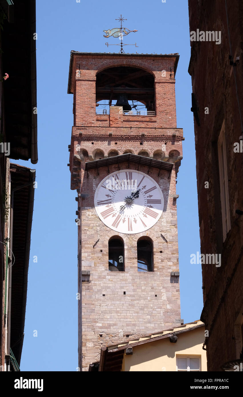 Torre Orologio, Stein-Glockenturm (Campanile) garniert mit Ziegelbogen und Uhr mit römischen Ziffern in Lucca, Italien Stockfoto