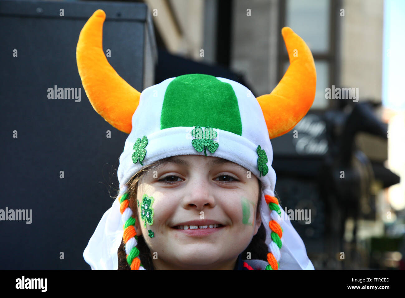 London, UK. 13. März 2016. Tausende nehmen Teil in St. Patricks Day Parade und Festlichkeiten auf dem Trafalgar Square in London. Stockfoto