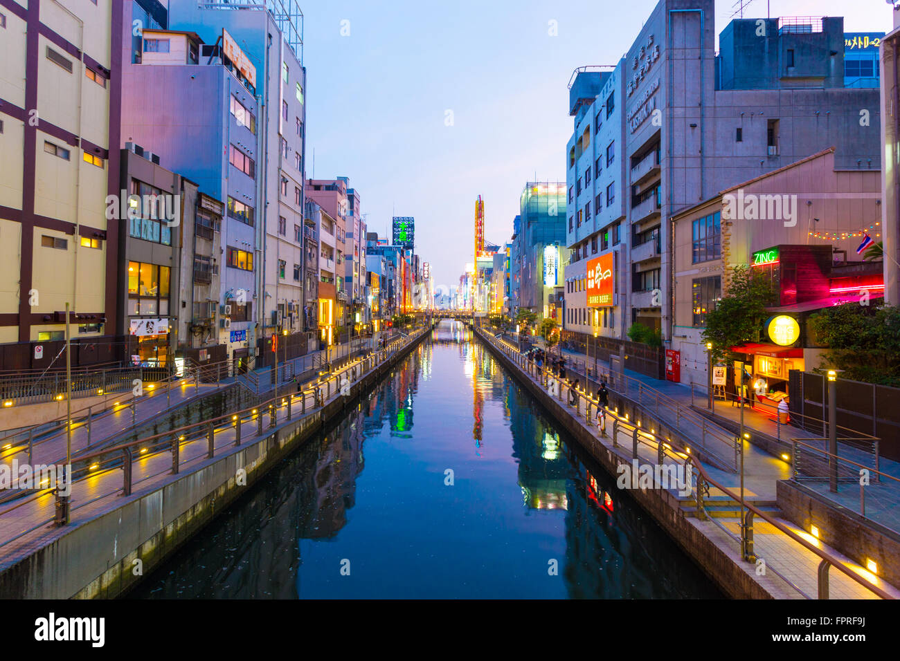 Blaue Stunde am historischen Dotonbori Kanal über Nipponbashi Brücke am Abend im Namba Viertel von Osaka, Japan. Horizontale Stockfoto