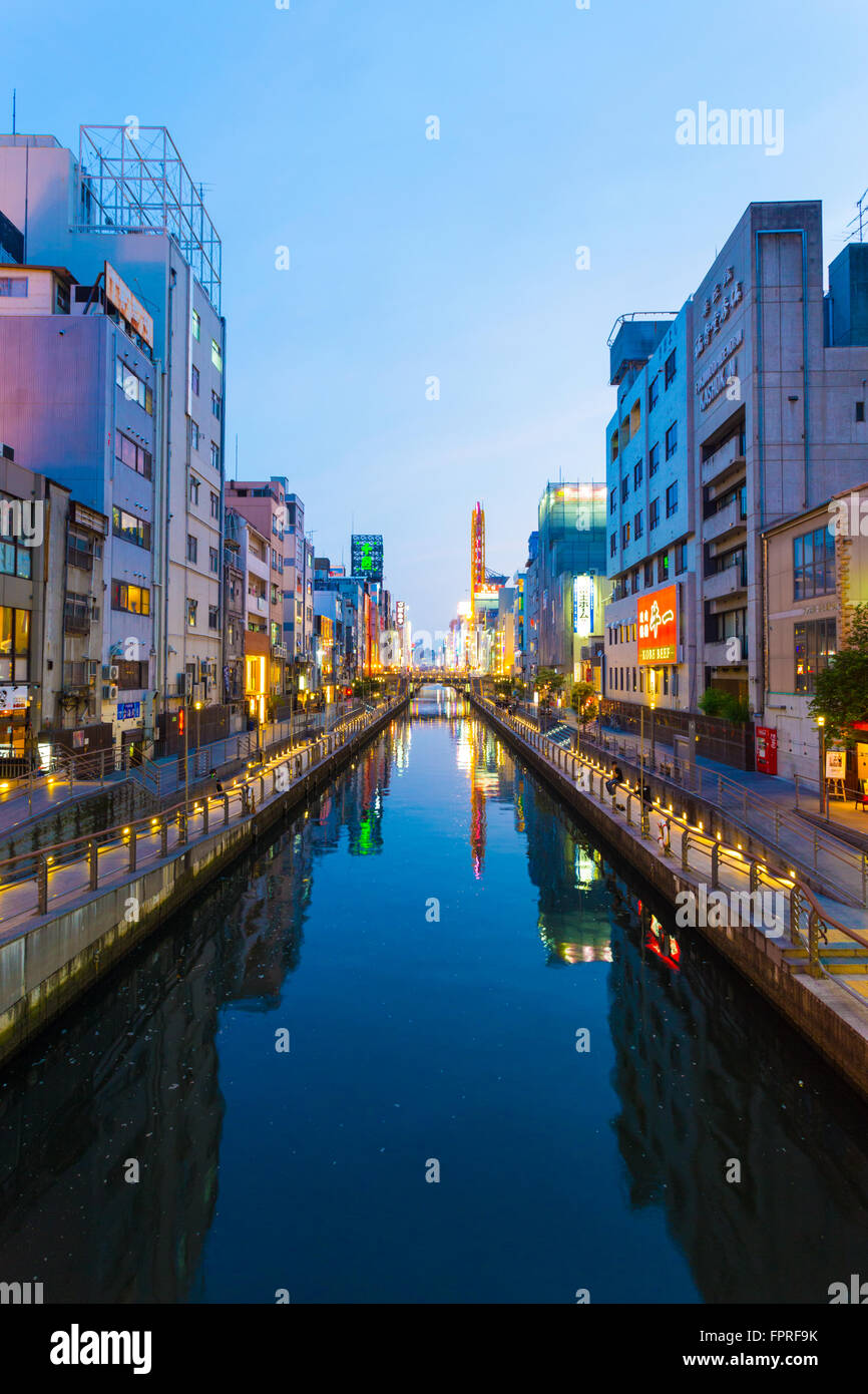 Über Nihonbashi Brücke blickte das Zentrum von Dotonbori Kanal auf blauen Abendstunde im Namba Viertel von Osaka Japan. Verti Stockfoto