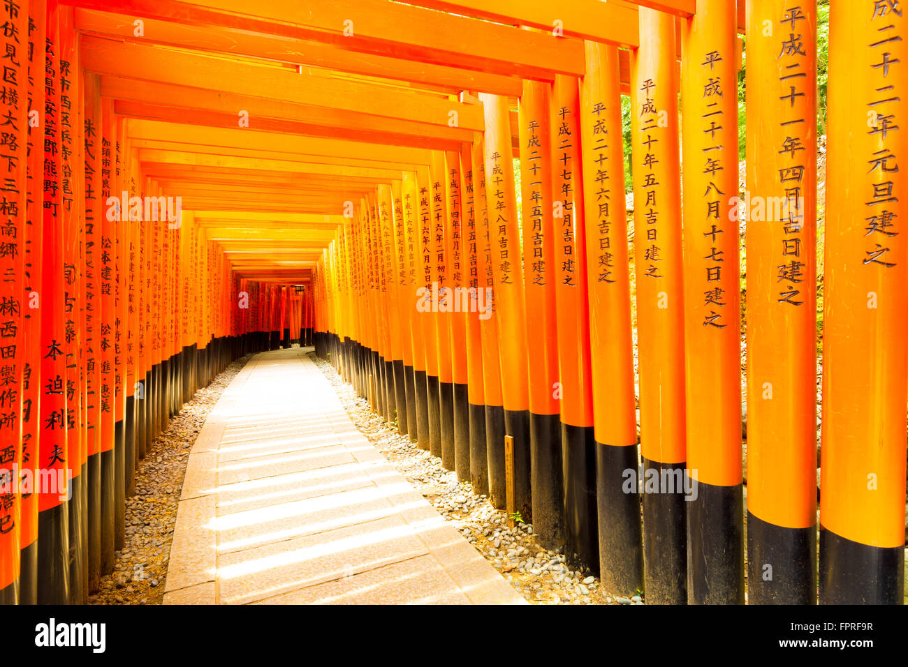 Japanischen Text geschrieben am bunten roten Torii Toren unterstützt Wiederholung im Fushimi Inari-Taisha Schrein ohne anwesenden in Ky Stockfoto