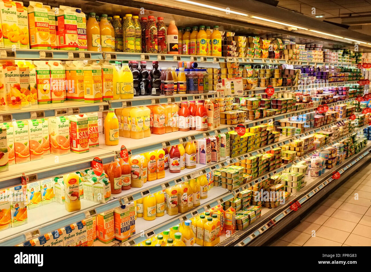 Ein Kühlschrank-Abschnitt eines französischen Supermarktes Stockfoto