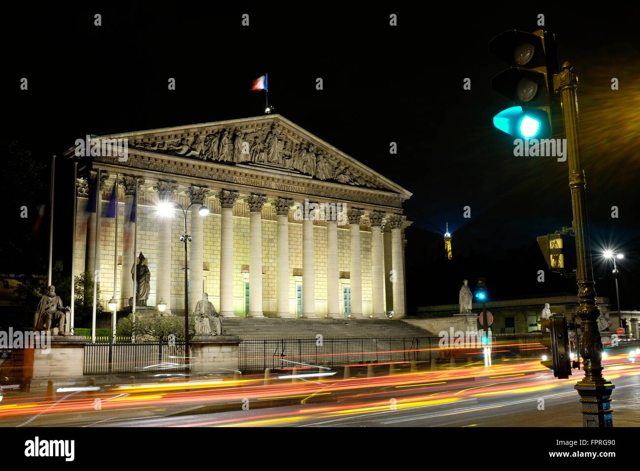 Vorderseite des Palais Bourbon in Paris, Veranstaltungsort der Nationale Nationalversammlung (National Assembly) in der Nacht Frankreich Stockfoto