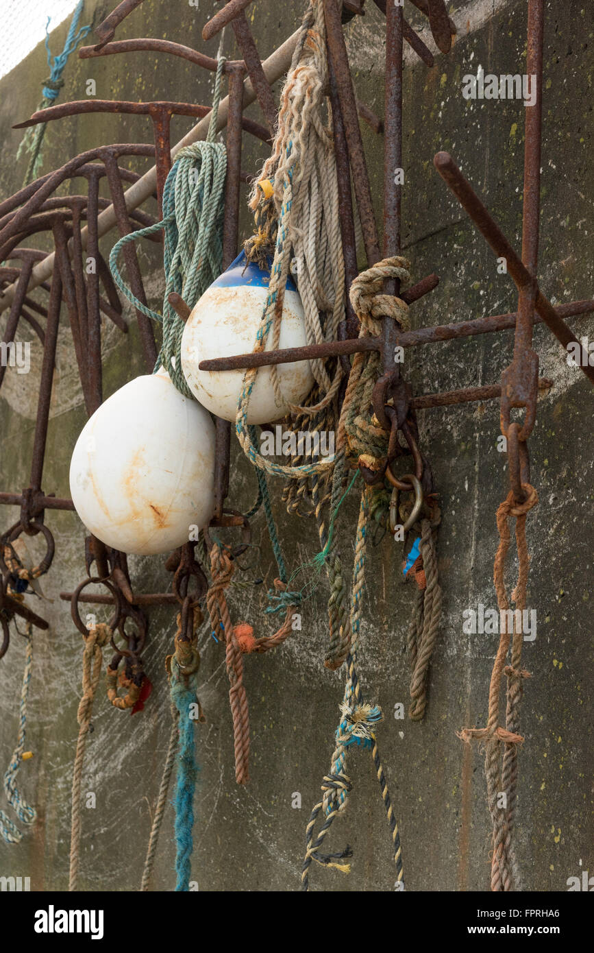 Verschiedene Elemente auf Kais Seite für Boote Stockfoto