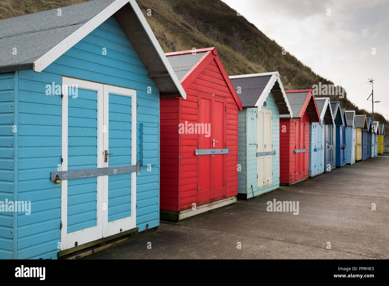 Bunte Beachhut direkt am Meer Stockfoto