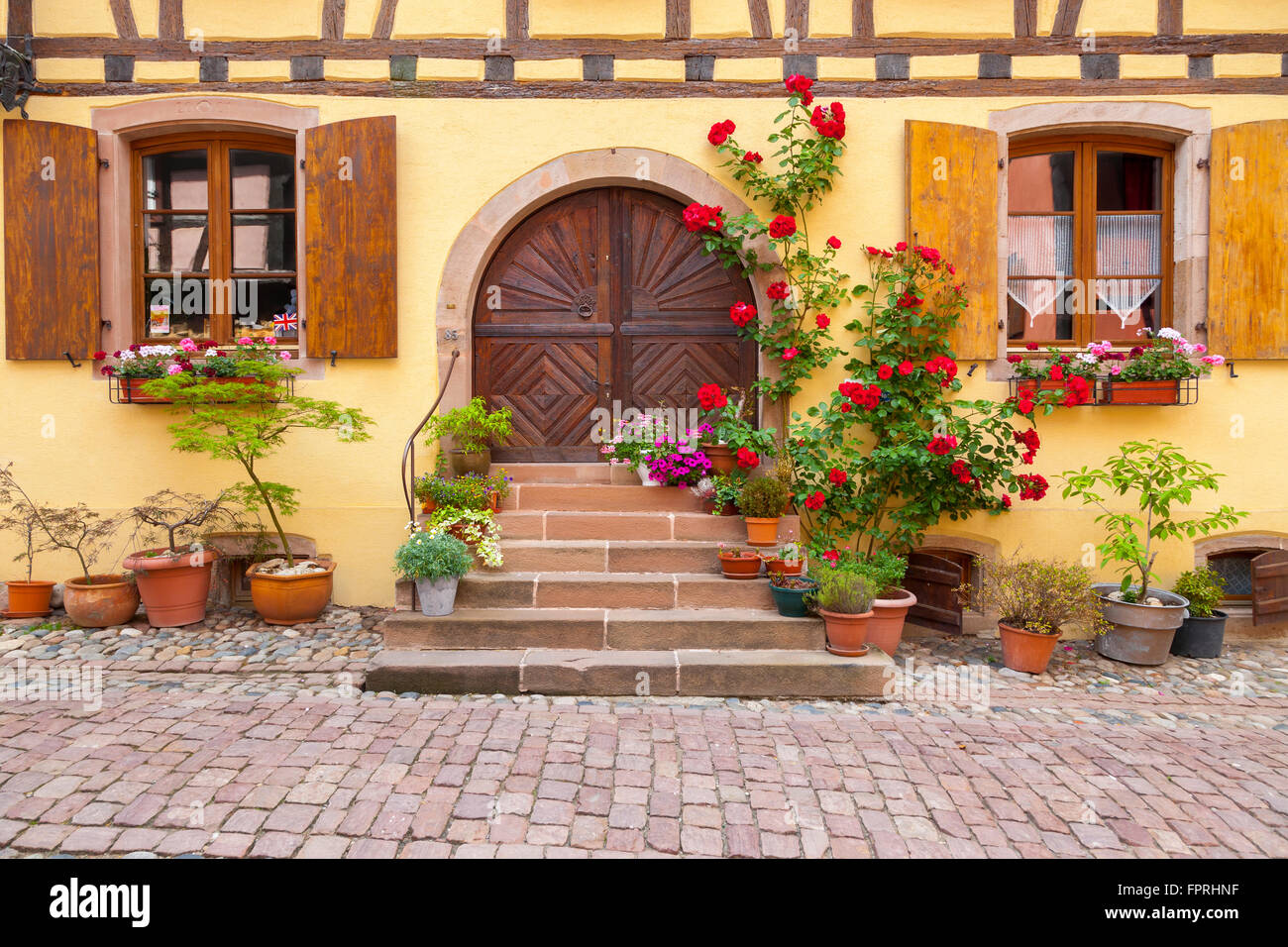 Typisches Fachwerkhaus von Eguisheim entlang der Weinstrasse Elsass, Frankreich. Stockfoto