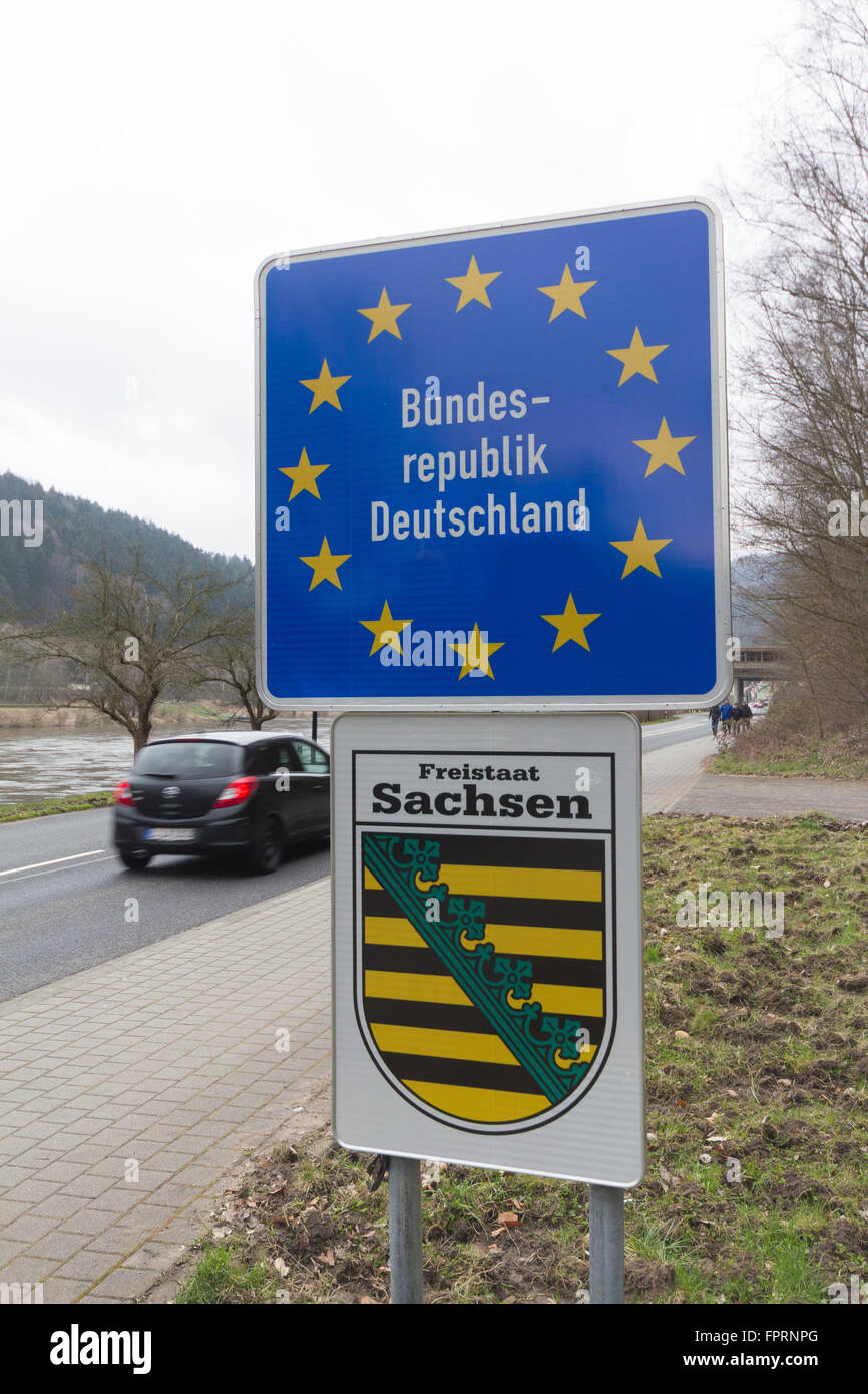 deutschen Grenze Straßenschild, Sachsen-Emblem - Einreise nach Deutschland Stockfoto