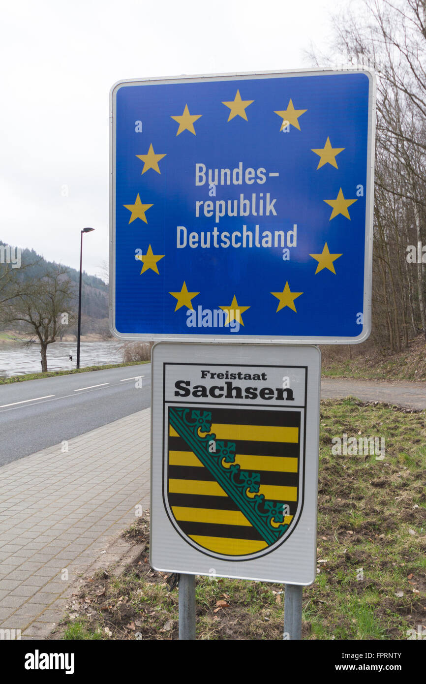 deutschen Grenze Straßenschild, Sachsen-Emblem - Einreise nach Deutschland Stockfoto