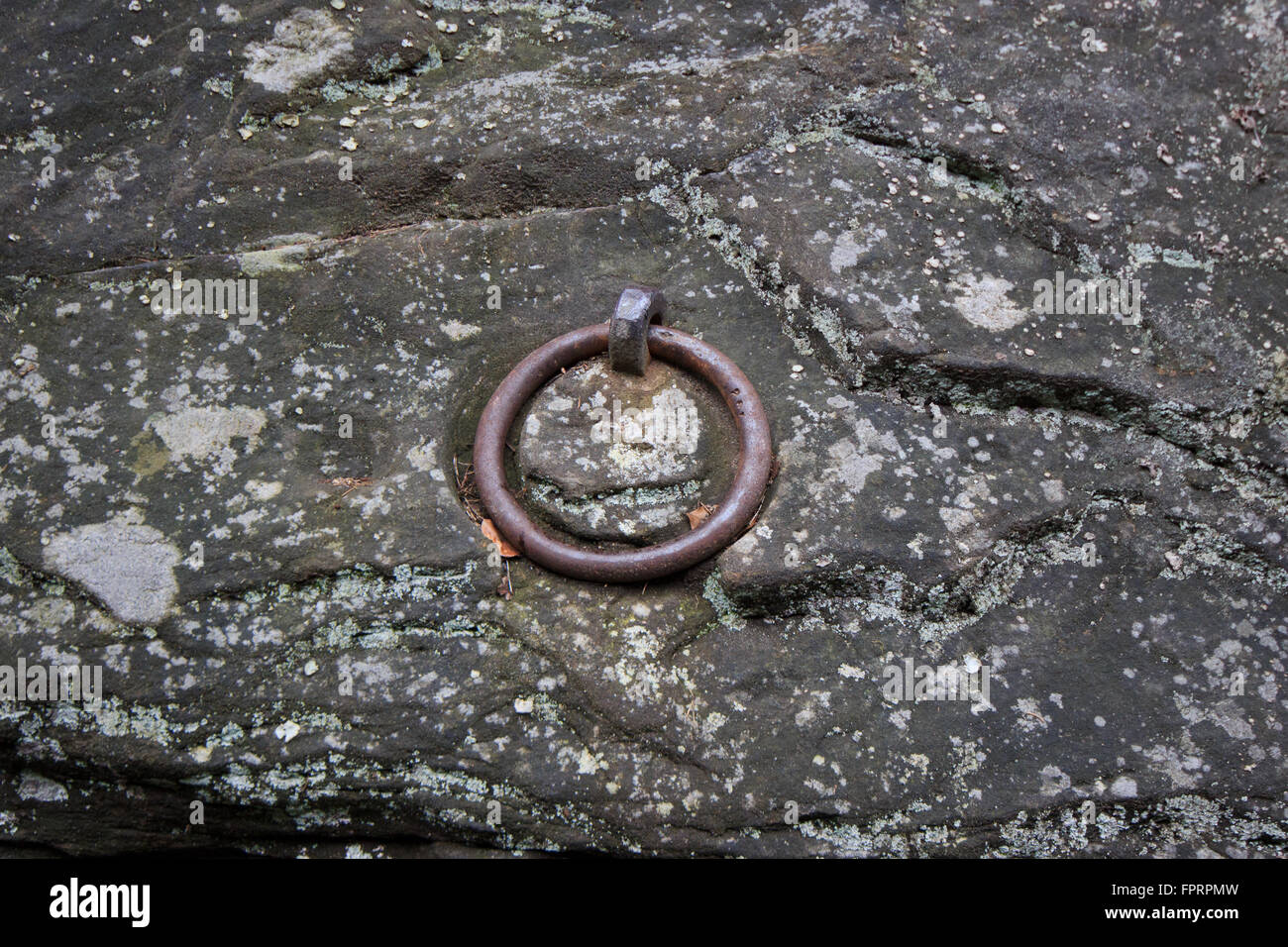 alten Liegeplatz Ring, verrostete Metallring auf Stein Stockfoto
