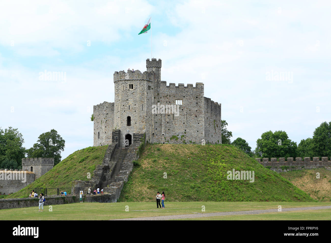 Europa, Großbritannien, Wales, Cardiff, 11. Jahrhundert Bergfried und Motte in Cardiff Castle, walisische Flagge fliegen Stockfoto