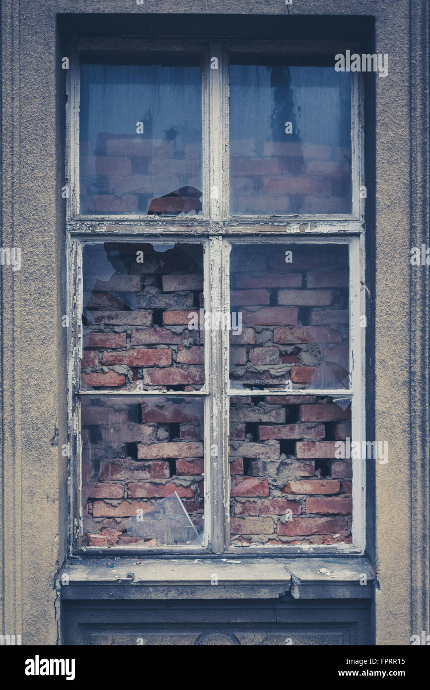 zerbrochene Fenster "alte" zerbrochenes Glas, Fenster zugemauert Stockfoto zerbrochene Fenster "alte" zerbrochenes Glas, Fenster zugemauert Stockfoto
