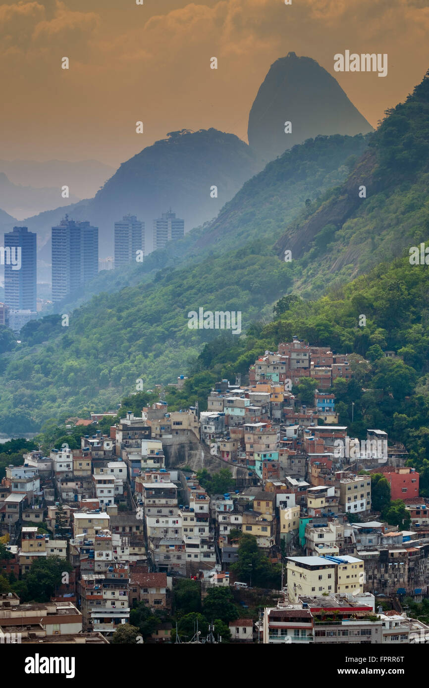 Tabajaras Favela in Copacabana und den Zuckerhut und Rio de Janeiro skyline hinter Stockfoto