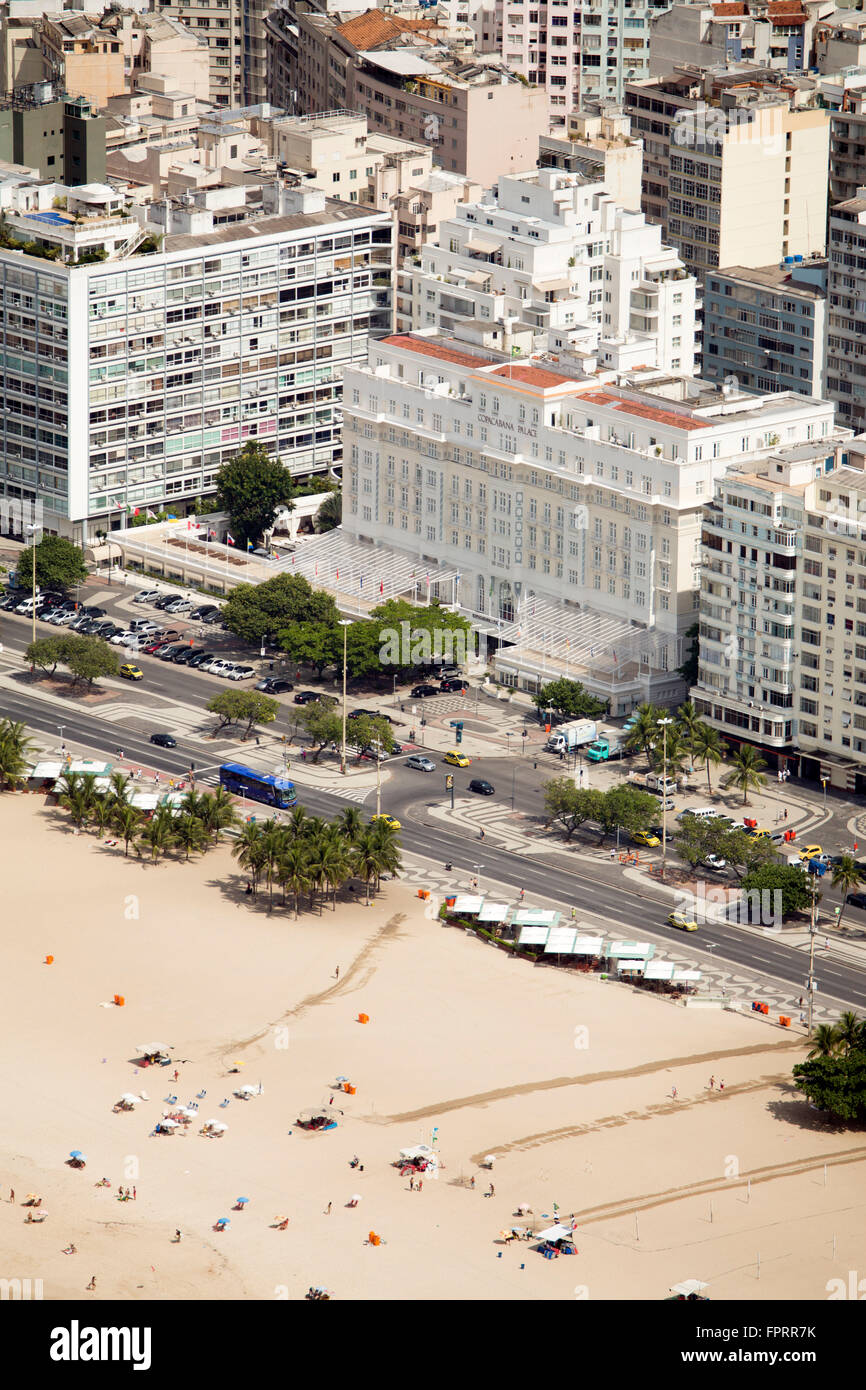 Copacabana Palace Hotel und Strand von Copacabana Stockfoto