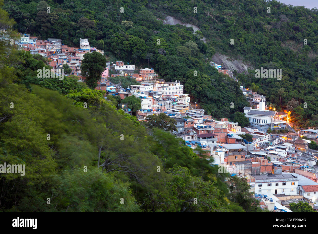 Cabritos Favela und der Wald von Tijuca Nationalpark, Copacabana Bezirk, Rio de Janeiro, Brasilien Stockfoto