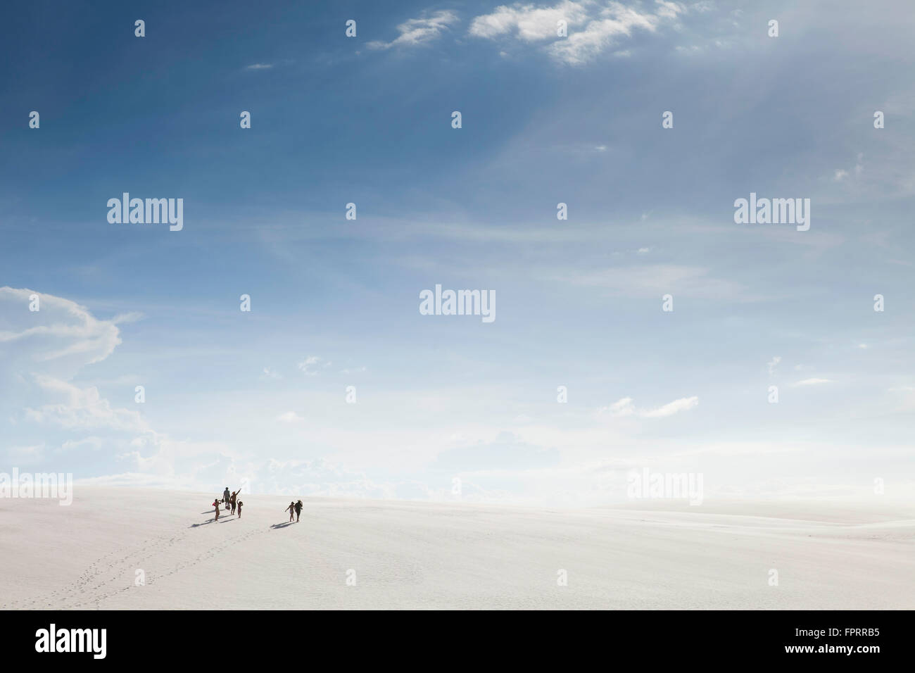 Südamerika, Brasilien, Maranhao, Lencois Maranhenses Nationalpark, Wanderer in Sanddünen in der Nähe von Barreirinhas Stockfoto