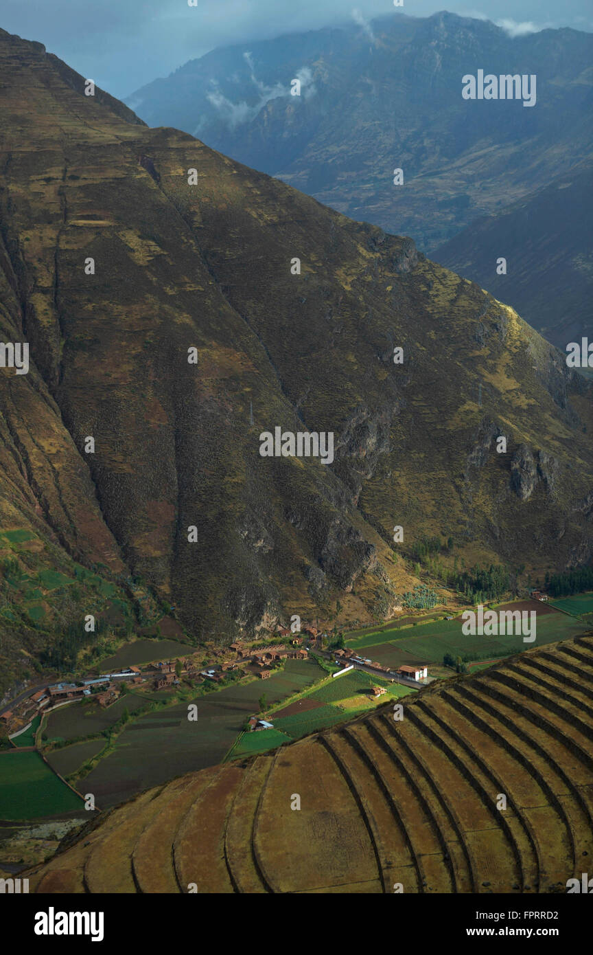 Südamerika, Peru, Cuzco, Sacred Valley, Urubamba, Erhöhter Blick auf Pisac Dorf und im Vordergrund, alte Inka Landwirtschaft Terrassen Stockfoto
