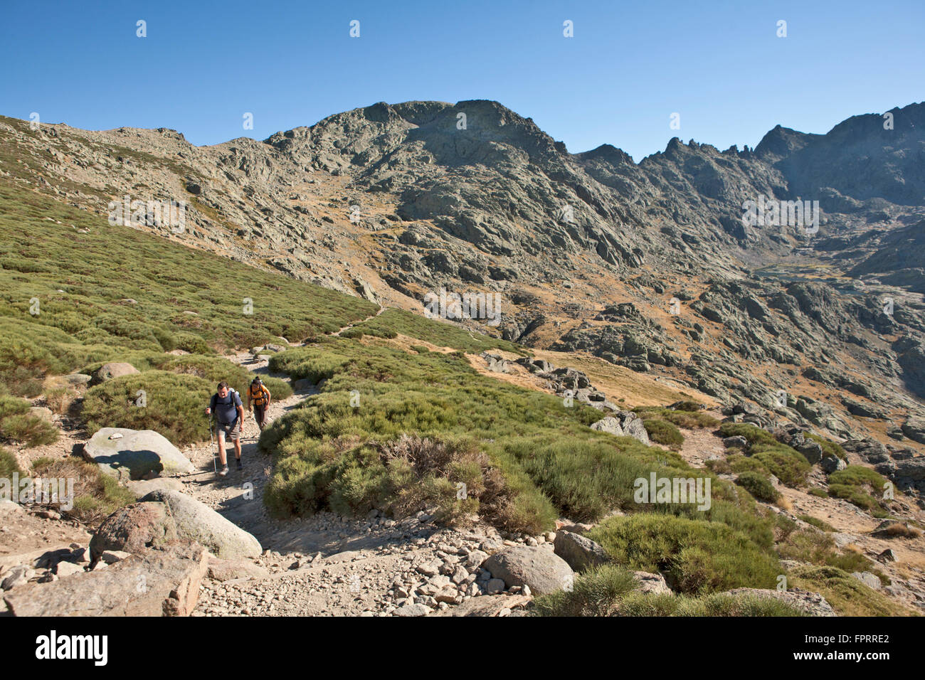 Europa, Spanien, Kastilien-León, Sierra de Gredos, Nationalpark, Wanderer auf einem Pfad, robuste Bergblick Stockfoto