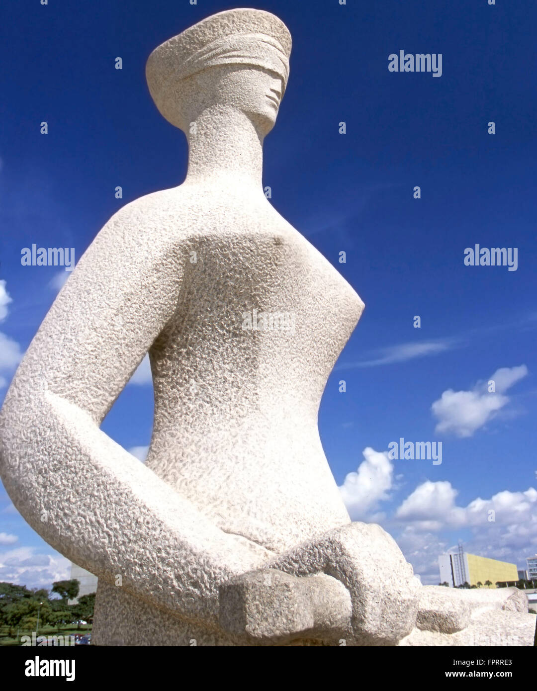 Brasilien, Justizstatue - Alfredo Ceschiattis Statue 'A Justiça' - der blinden Gerechtigkeit, auf Brasilias Hauptplatz der Regierung, dem Praça Tres Poderes Stockfoto