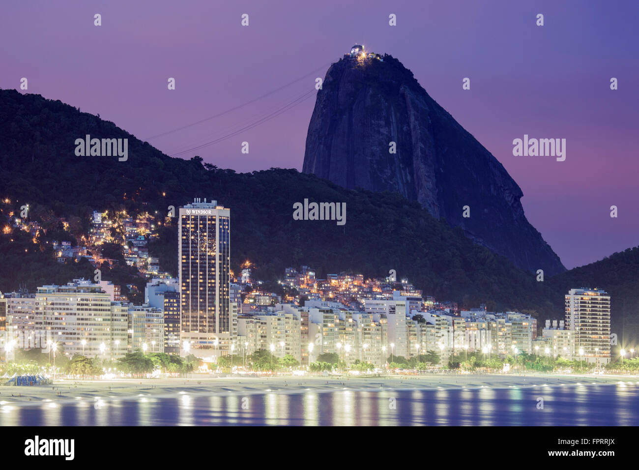 Anzeigen von Leme in Copacabana mit dem babilonia Favela hinter und Zuckerhut oben, Rio de Janeiro, Brasilien Stockfoto