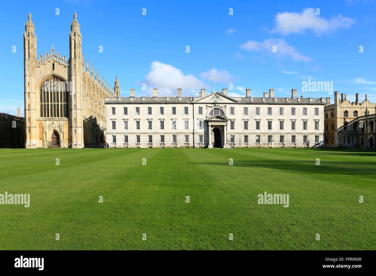 Großbritannien, Cambridge, University of Cambridge, Kings College mit der berühmten gotischen Kapelle und dem James Gibbs Gebäude vom Cam River Stockfoto