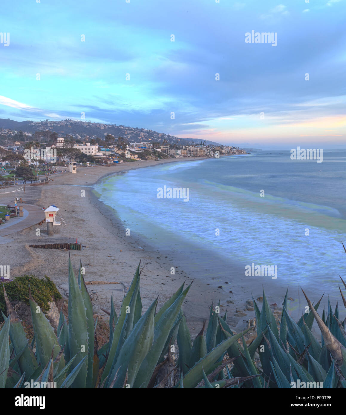 Blick auf den Sonnenuntergang der Main Beach in Laguna Beach, Kalifornien, USA Stockfoto
