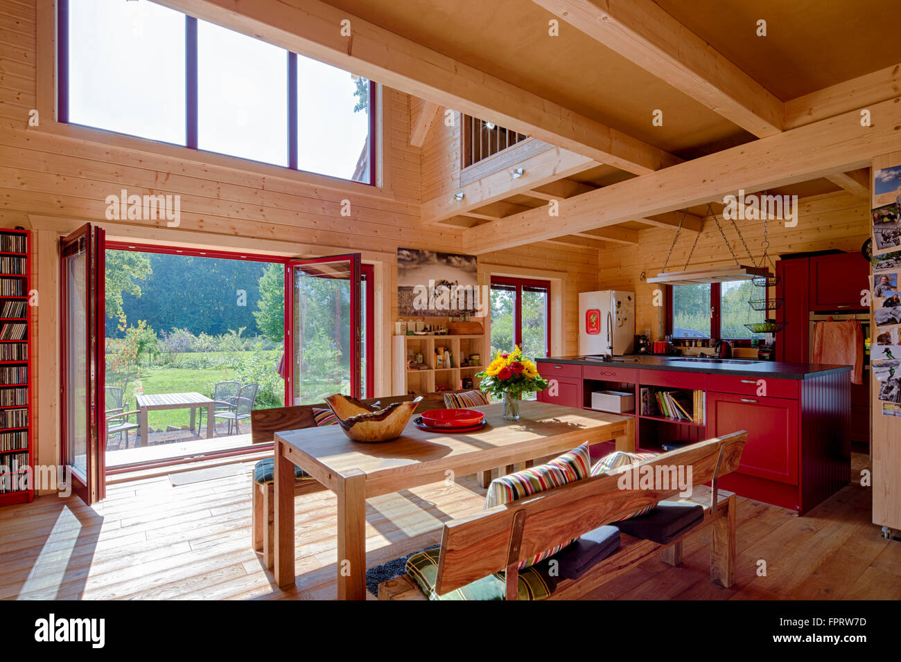 Interieur, Essbereich und Küche mit Blick auf den Garten, moderne Haus