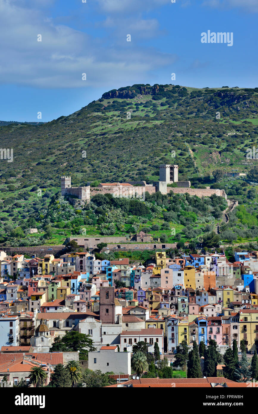 Stadtansicht mit Burg Castello Malaspina, Bosa, Sardinien, Italien Stockfoto