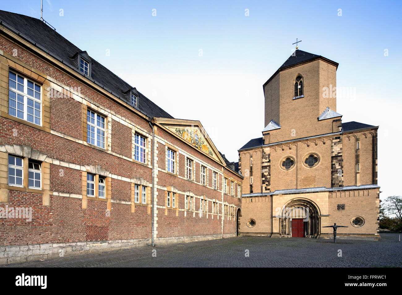 Mönchengladbach Münster, links Rathaus Abteiberg, Mönchengladbach, Nordrhein-Westfalen, Deutschland Stockfoto