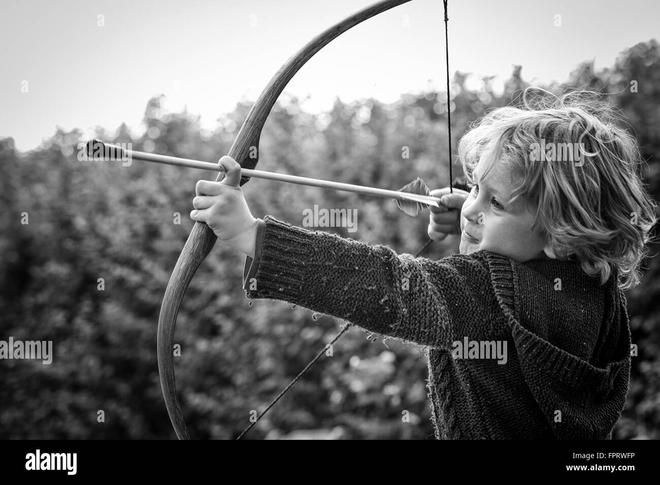 Junge, 4 Jahre, mit Pfeil und Bogen, Brandenburg, Deutschland Stockfoto