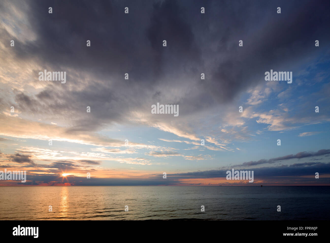 Wolkenbildung und Sonnenuntergang über der Ostsee in Kühlungsborn, Meckenburg-Vorpommern, Deutschland Stockfoto