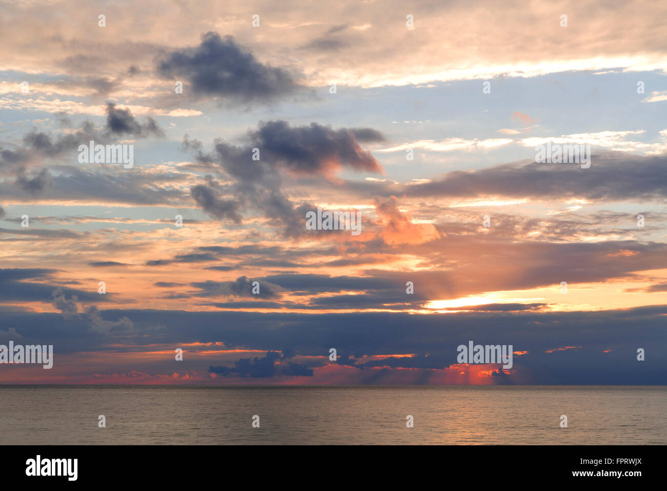 Wolkenbildung und Sonnenuntergang über der Ostsee in Kühlungsborn, Meckenburg-Vorpommern, Deutschland Stockfoto