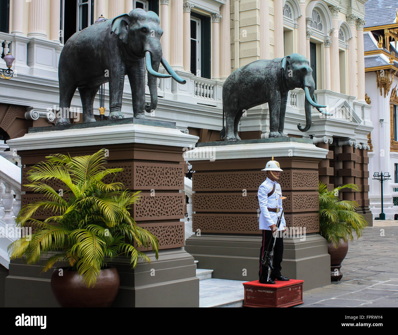 Im Dienst an den Grand Palace von Thailand zu schützen. Stockfoto