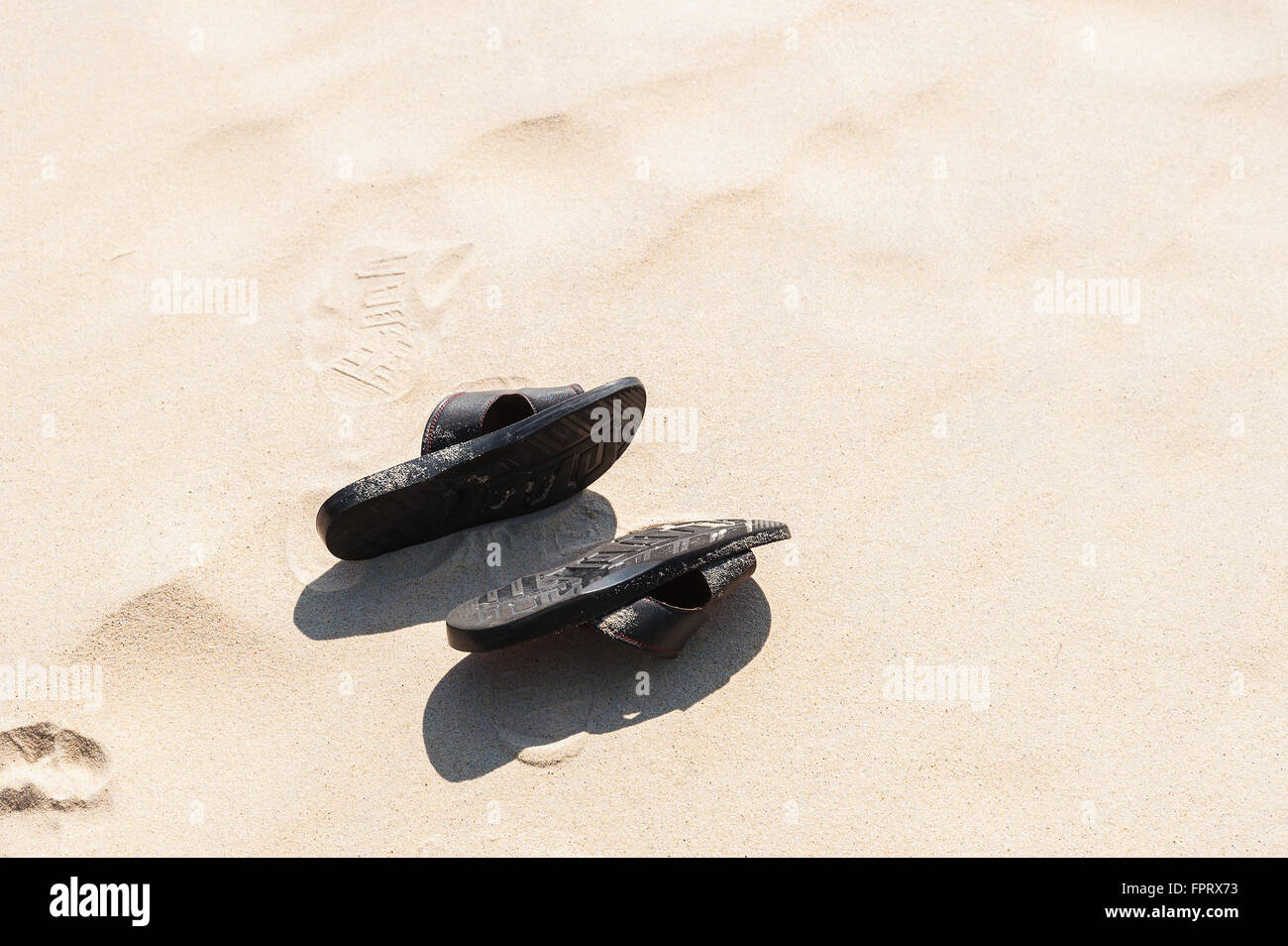 Schuhe auf die Textur des weißen Sandstrandes in Mittag Tageslicht Stockfoto