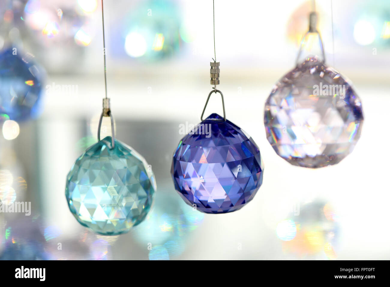 Selektiven Fokus Nahaufnahme von Grün, blau und klar Kristall Schmuck aufgehängt auf String in Store-display Stockfoto