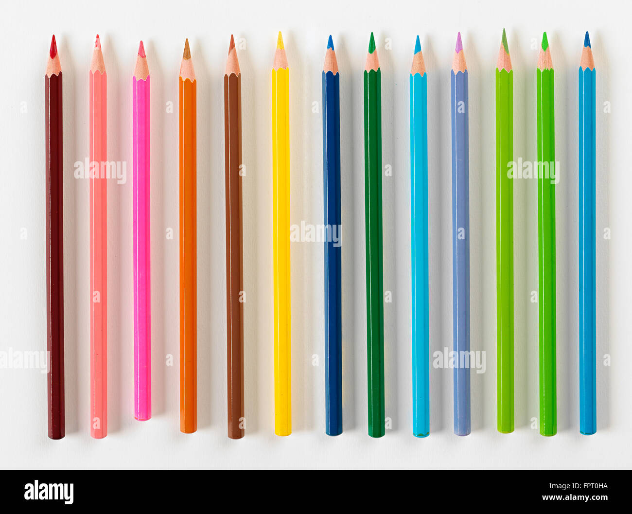 Top-down Ansicht auf Satz von dreizehn Buntstifte in kühlen und warmen Farbbereiche auf weißem Hintergrund Stockfoto