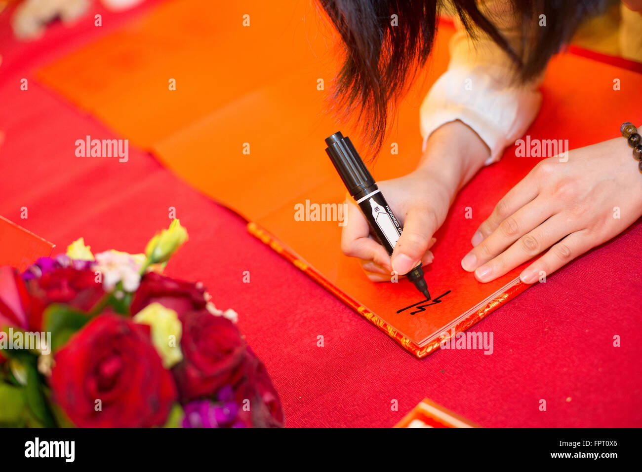 Gäste, die Unterzeichnung auf dem Gästebuch bei einer Hochzeit Stockfoto