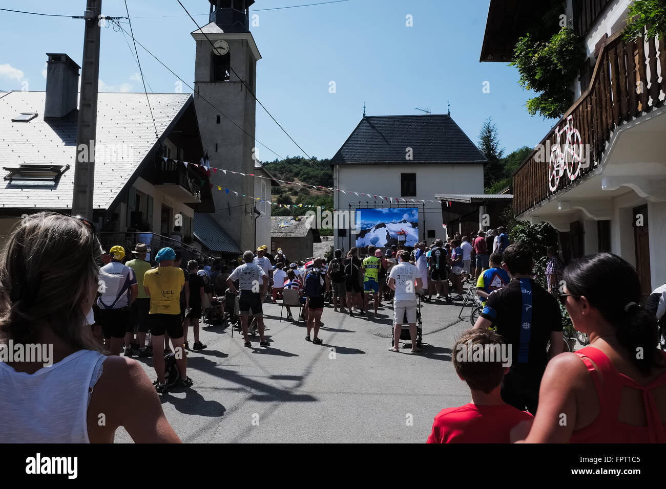 Menschen versammelten sich in einer kleinen Stadt rechtwinklig zur Tour ansehen de France 2015 auf einer großen Leinwand vor der Fahrer tatsächlich übergibt die Stadt Stockfoto