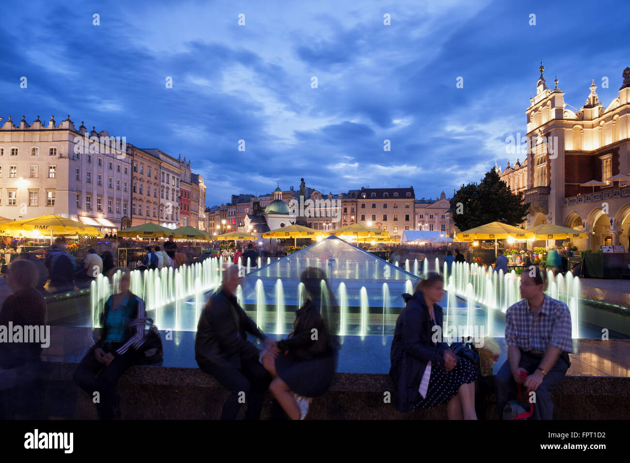Polen, Krakow (Krakau) in der Nacht, Brunnen in der Altstadt, Marktplatz, Städtereise Stockfoto