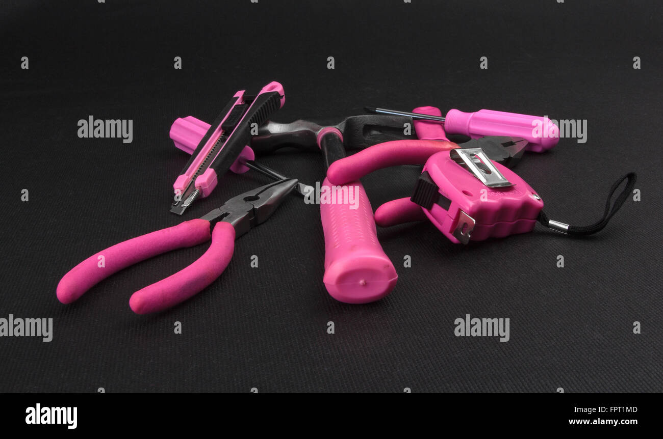 Haufen von praktischen Tools mit rosa Griffe Stockfoto