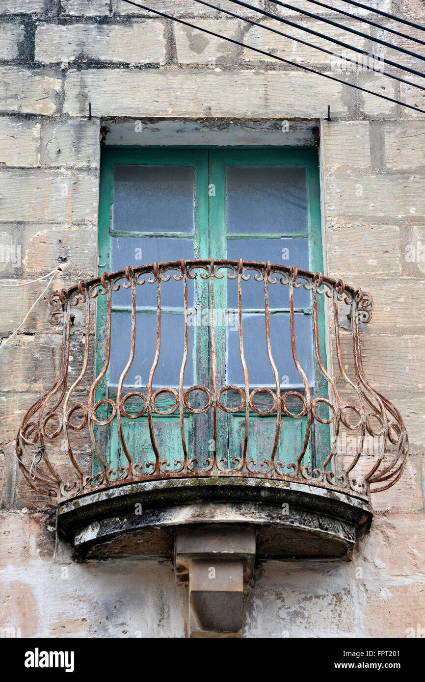 Irownwork Balkon mit grünen Holztür in Rabat, Malta. Stockfoto