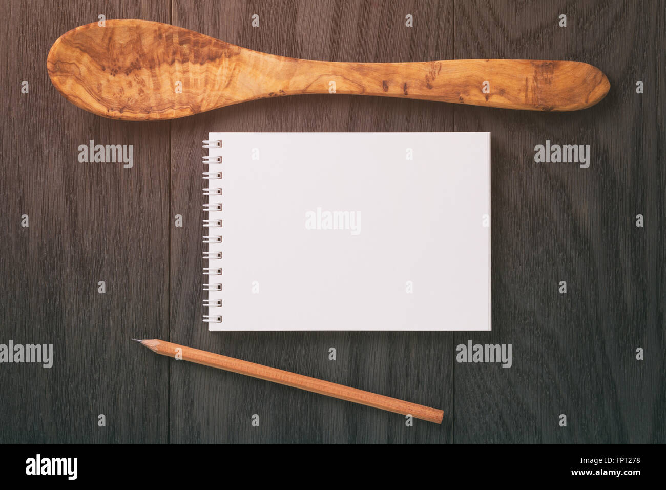 Notizblock mit Bleistift und Holz Utensilien auf Holztisch Stockfoto