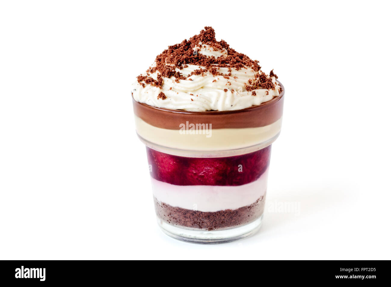 Geschichtete Dessert mit zerbröselten Cookies an der Spitze isoliert auf weiss Stockfoto