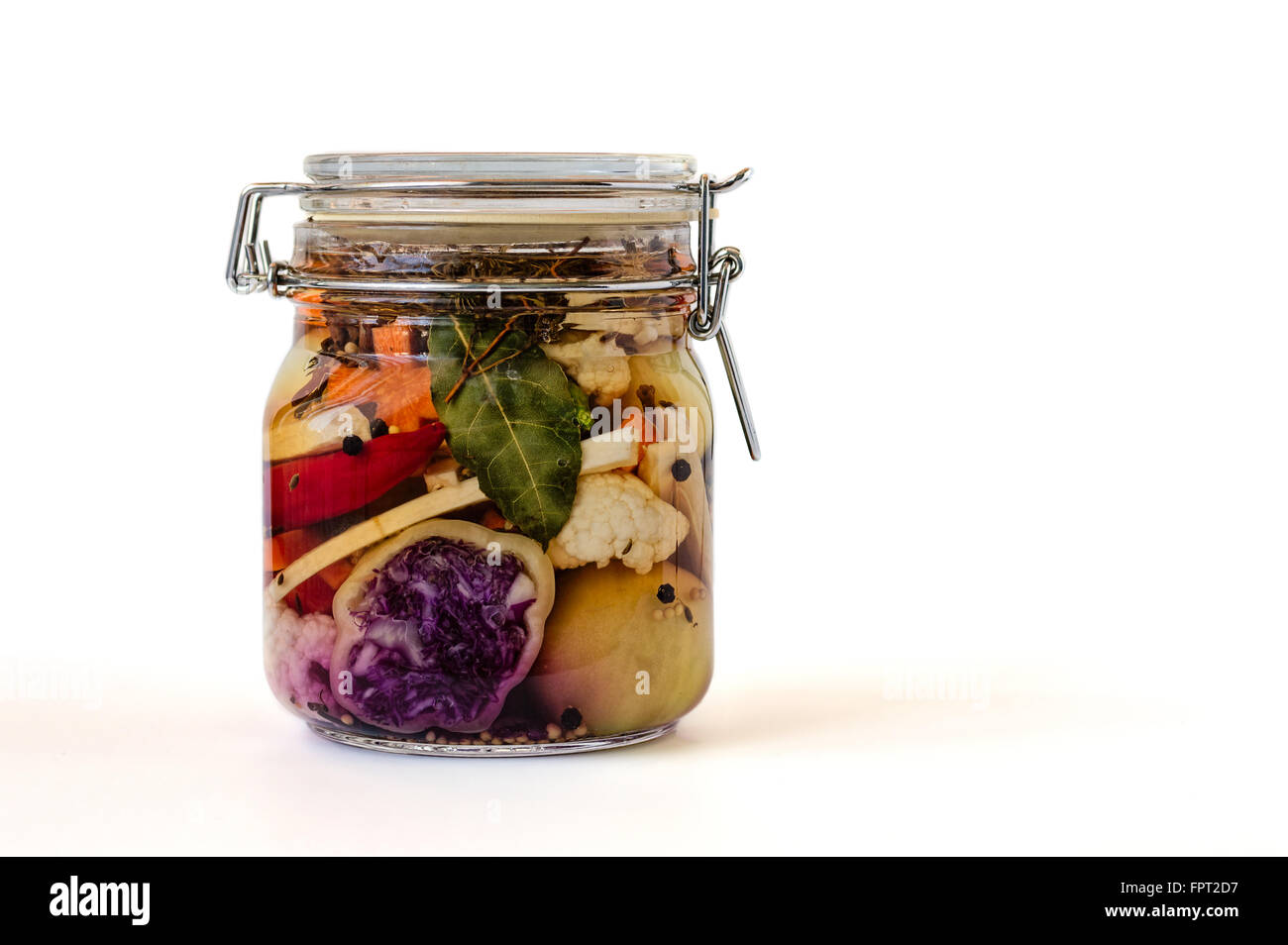 Glas mit sortierten brined Lacto fermentierte Gurken isoliert auf weiss. Stockfoto