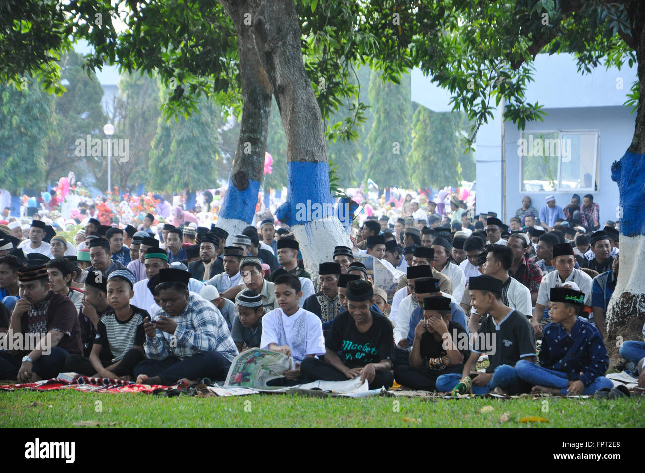 Indonesische Moslems versammelten sich in Air Force Residenz Feld in Makassar, Indonesien, statt Eid Al-Fitr Gebet am Ende feiern Stockfoto
