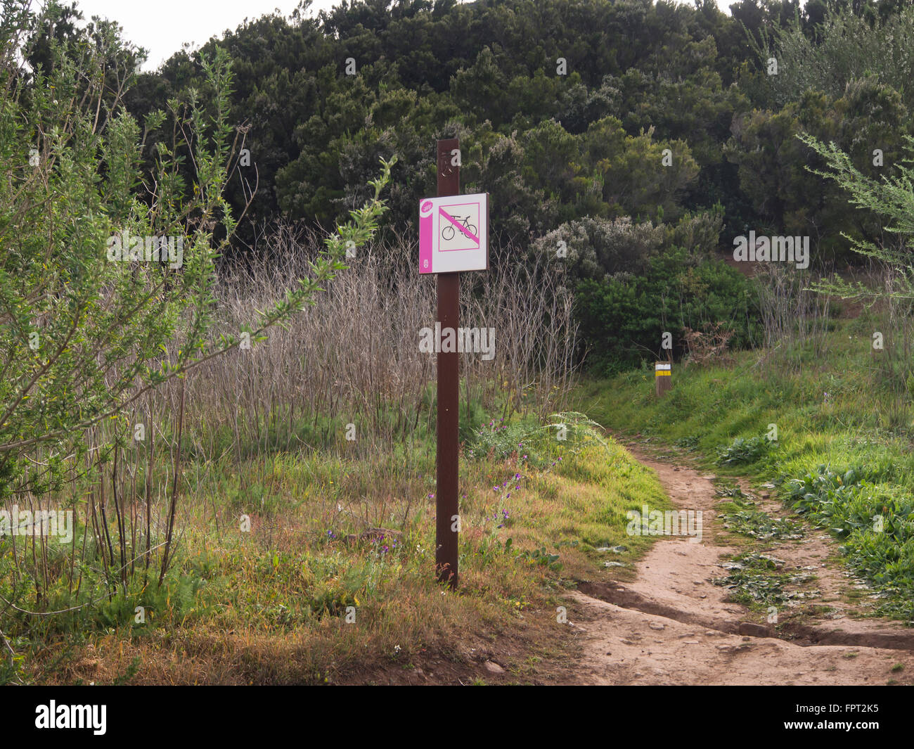 Wandern durch Montes del Agua, Weg markieren und Zeichen verbietet Biker auf einem Wanderweg in der Nähe von Erjos del Tanque, Teneriffa-Spanien Stockfoto