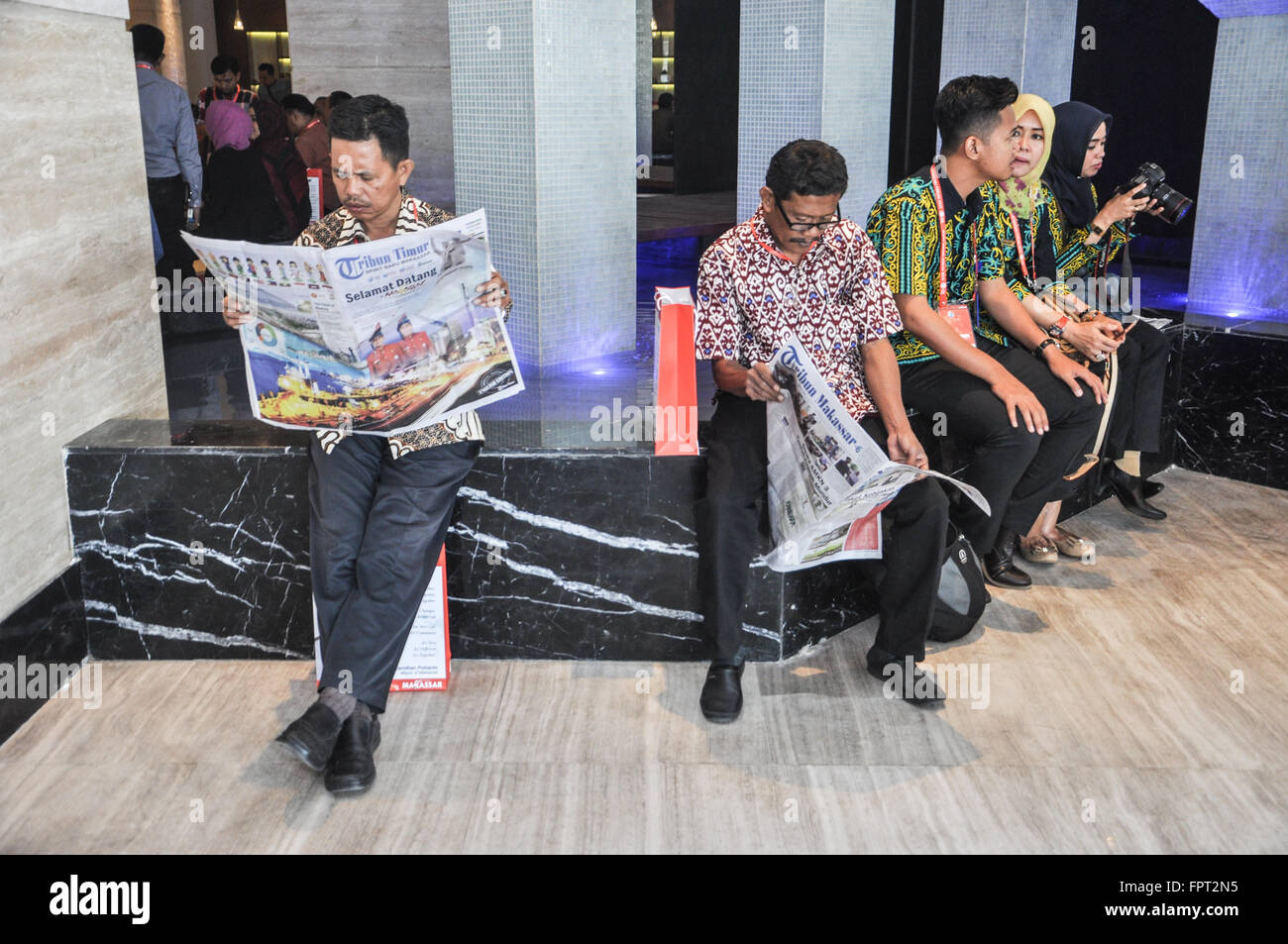 Die Leute lesen Zeitung, Makassar, Indonesien Stockfoto