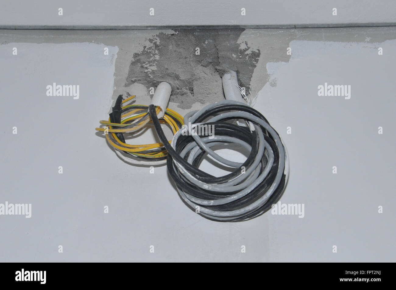 Kabel an der Wand in einem Gebäude in Makassar, Indonesien. Stockfoto