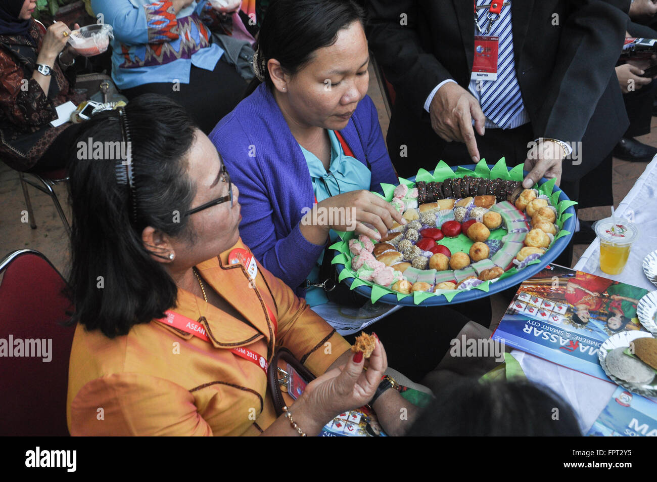 Delegationen aus vielen Städten in Südostasien haben lokale Essen von Kassi-Kassi Dorf Reidents bei ASEAN Bürgermeister Foru gemacht Stockfoto
