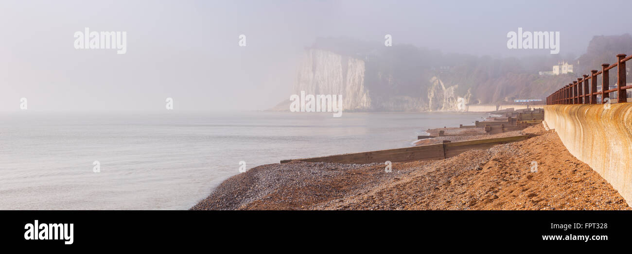 Weiße Klippen von St. Margarets Bay in Kent, England an einem nebligen Morgen. Stockfoto